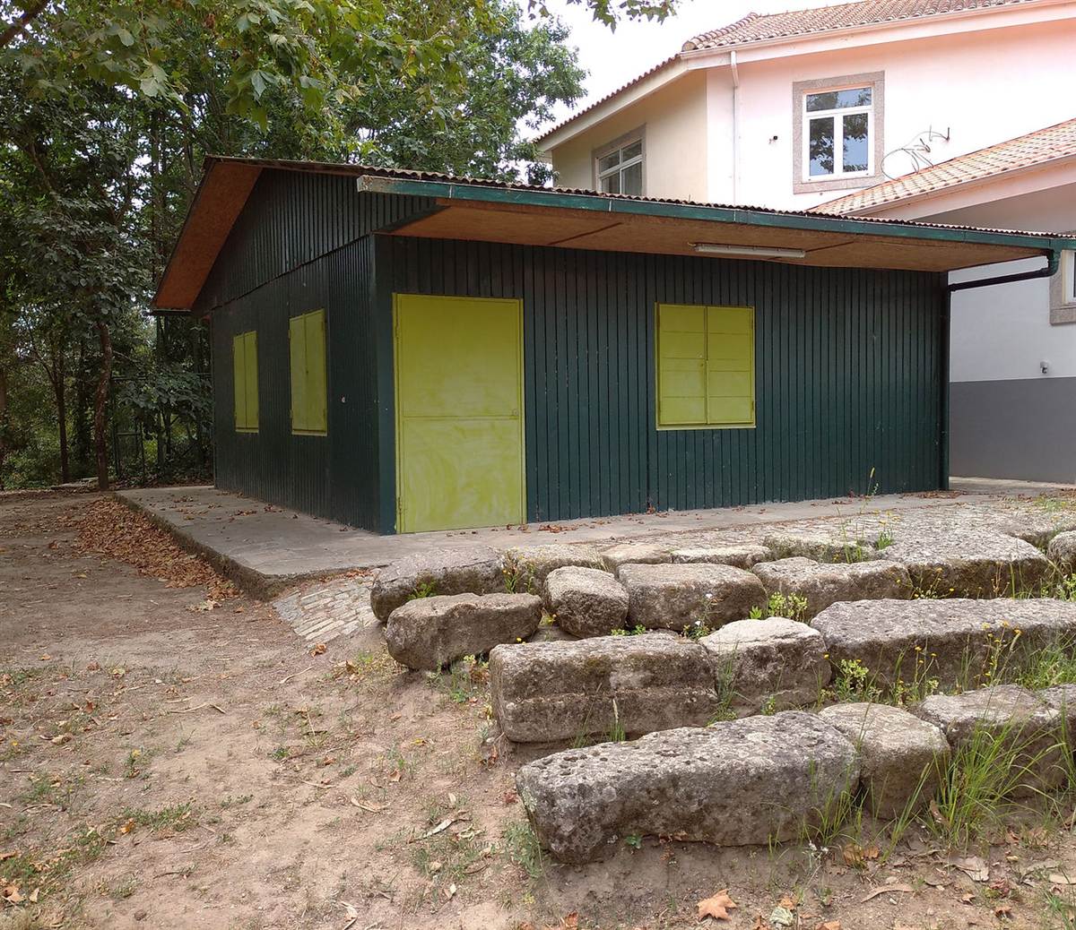 Pavilhão de acantonamento, em madeira verde, no Centro Escutista